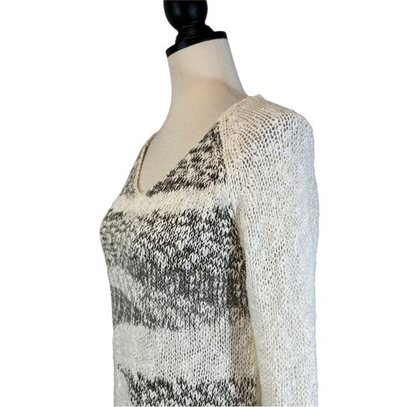 Chico's V-Neck Sweater Gray White Asymmetrical Fringe Trim, Size O (US
Size S/4) - Picture 4 of 10